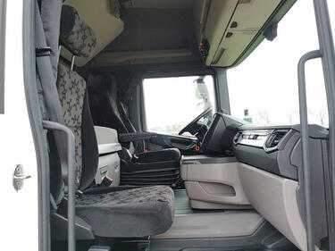 Scania R450 led skirts retarder
